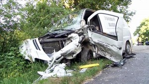 Nehoda pohrebáku. Auto na šrot, jeden človek v nemocnici