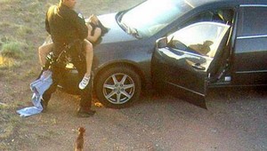 Policajt v uniforme sexoval na kapote auta!