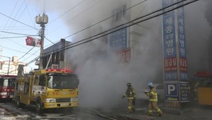 Požiar v nemocnici si vyžiadal desiatky mŕtvych