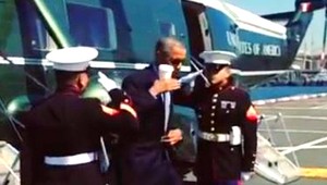 Obama salutoval s téglikom v ruke, schytal spŕšku kritiky