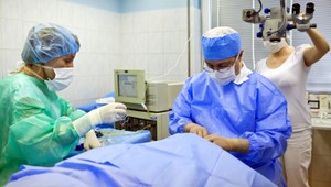 Mladí chirurgovia húfne opúšťajú Slovensko, zarobia aj 7-krát viac