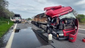 Na diaľnici D1 za Sencom v smere do Bratislavy sa prevrátil kamión