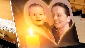 Pochovali matku a syna, ktorí zhoreli. Otec chýbal...