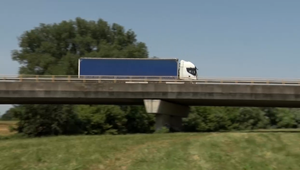 Mŕtve telo na hladine rieky. Kamionista ho zbadal počas jazdy po obchvate