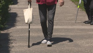 Dôchodkyňa prišla o tisíce eur. Peniaze v taške položila na chodník