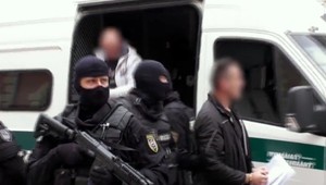 Trinásť údajných členov takáčovcov poslal sudca do väzby. Rozhodnutie ešte právoplatné nie je