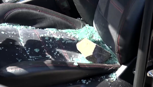 Opitá tínedžerka kameňom rozbíjala okná áut: Toto bol jej dôvod