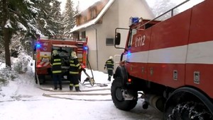 Plamene zachvátili chatu v Tatrách, hasiči sa k nej pre ľad nevedeli dostať