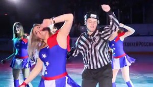 Rozhodca v KHL svojim tanečným výkonom zatienil aj roztlieskavačky