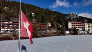 Strop baru zachvátil požiar, zábava však pokračovala. Prečo hostia v Crans-Montane neutekali?