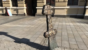 Opitý mladík sa pošmykol a narazil hlavou do Pribinovho meča. Skončil v nemocnici