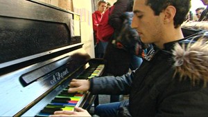 V Bratislave je prvý pouličný klavír, príďte si zahrať