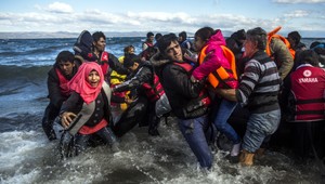 Gréci zachránili stovky topiacich sa migrantov, traja ľudia neprežili