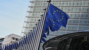 Európa uvoľňuje opraty umelej inteligencii? Brusel pod tlakom USA zvažuje ústupky v kľúčovom zákone