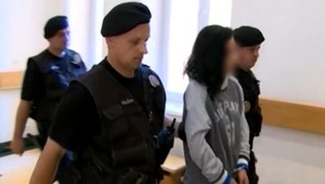 Tínedžerku obvinenú z dobodania vlastnej babky prepustili na slobodu