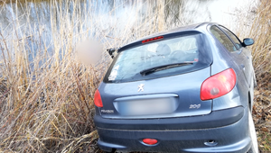 Tragický pohľad pre náhodne okoloidúceho: Pri aute našiel vo vode nehybné telo ženy