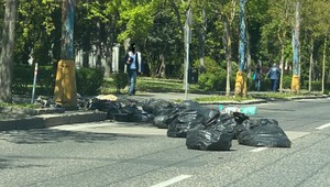 Pred Úradom vlády niekto nechal čierne vrecia, polícia miesto opáskovala