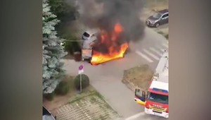 Požiar na veľkom sídlisku. Plamene pohltili odpad aj autá