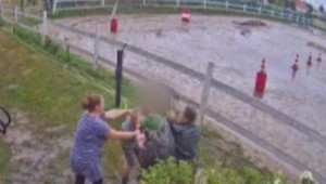 Obvinili dôchodcu, ktorý v jazdeckom klube škrtil 22-ročnú trénerku. Postaví sa pred súd