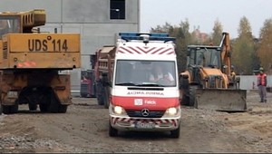 Robotník sa zrútil zo strechy hypermarketu