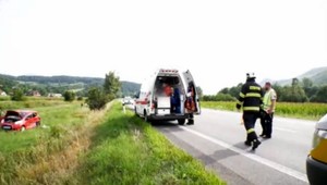 Vodič dostal mikrospánok, autá skončili v priekope