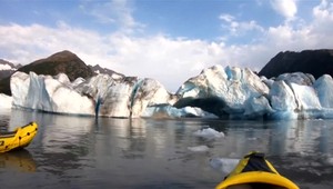 VIDEO: Pred očami kajakárov sa zrútil ľadovec, prežili len zázrakom