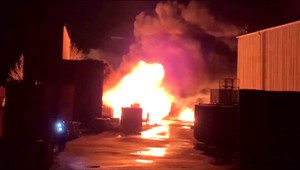 Výrobnú halu zachvátili plamene. Môže ísť o jeden z najničivejších požiarov v krajine