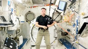 Unikátna hra na gajdy. Astronaut na ne zahral vo vesmíre