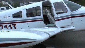 Prežil núdzové pristátie na ceste, no kilo kokaínu ho poslalo rovno za mreže