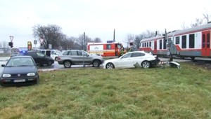 Vodička sa zasekla na priecestí medzi závorami, utiekla z auta