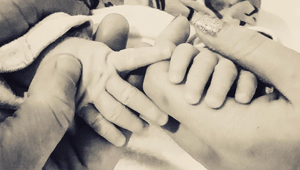 Hviezdny herec utajil nielen svadbu, ale aj narodenie bábätka! Už je na svete, prezradili aj MENO!