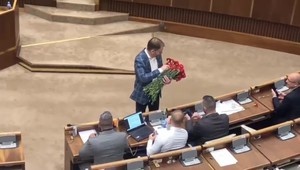 Matovič rozdával karafiáty, návrh aj tak neprešiel: Dajme ich na hrob štátneho rozpočtu, hovorí Bittó Cigániková