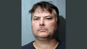 Vzal fľašu a vodku nahradil vodou. Otec ho za to štyrikrát strelil