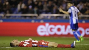 Náraz a hrobové ticho. Fernando Torres v bezvedomí!