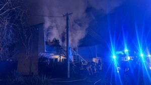 Nočná dráma: Majiteľ domu vyskočil z balkóna, aby unikol plameňom