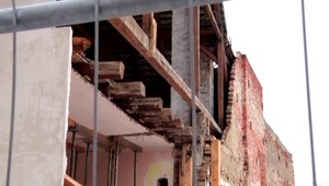 Nepočujúci majiteľ domu, ktorého časť sa zrútila pre práce v susedstve, sa stále nemôže vrátiť domov