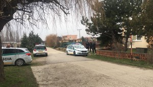Policajti sa vrátili na miesto vraždy Jána Kuciaka. Podľa informácii TV JOJ hľadali v lese zbraň