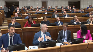 Ministrov odvolávať nebudú, opozičné návrhy presunuli na január