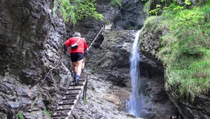 Turista sa šmykol na reťaziach. Nasledoval 50-metrový pád...