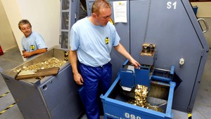 Falošná jednoeurovka. Pravosť mince zistíte jedine vážením