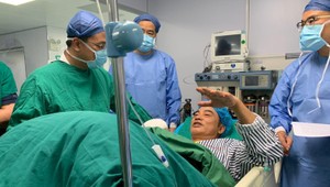 Muž pobodal na javisku herca