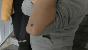 Polícia zadržala muža, ktorý bil ženu a vyhrážal sa jej zabitím. Nemalo ísť o jeho prvý útok