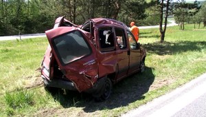 Auto nabúralo do stromu. Vodič mal obrovské šťastie