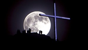 Prví turisti na Mesiaci? Tak o 10 rokov, vraví jadrový fyzik