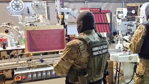 Obrovský úlovok kriminalistov: Nelegálna výrobňa cigariet skrývala 30 ton tabaku