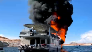 Loď zachvátili plamene: Z rozbúrenej vody vyťahovali rodinu s deťmi