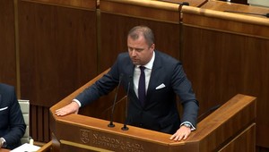 Politický rozmer vraždy Jána Kuciaka naberá na veľkosti. Politici opúšťajú svoje posty