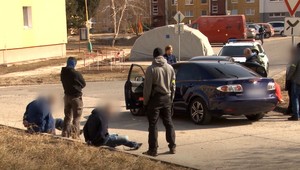 Pri razii v Lučenci zadržali drogy aj zbrane. Padli už prve obvinenia