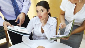 Ženy stále zarábajú menej ako muži. Vyjednávač platov tvrdí, že je za tým sebavedomie