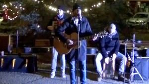 Český spevák burcuje proti opatreniam! Odohral ilegálny koncert a vyzýva ľudí ísť do ulíc!